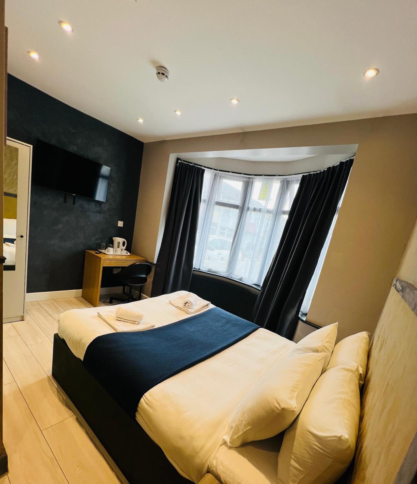 Paragraph Edmonton Palmers Green Exterior photo