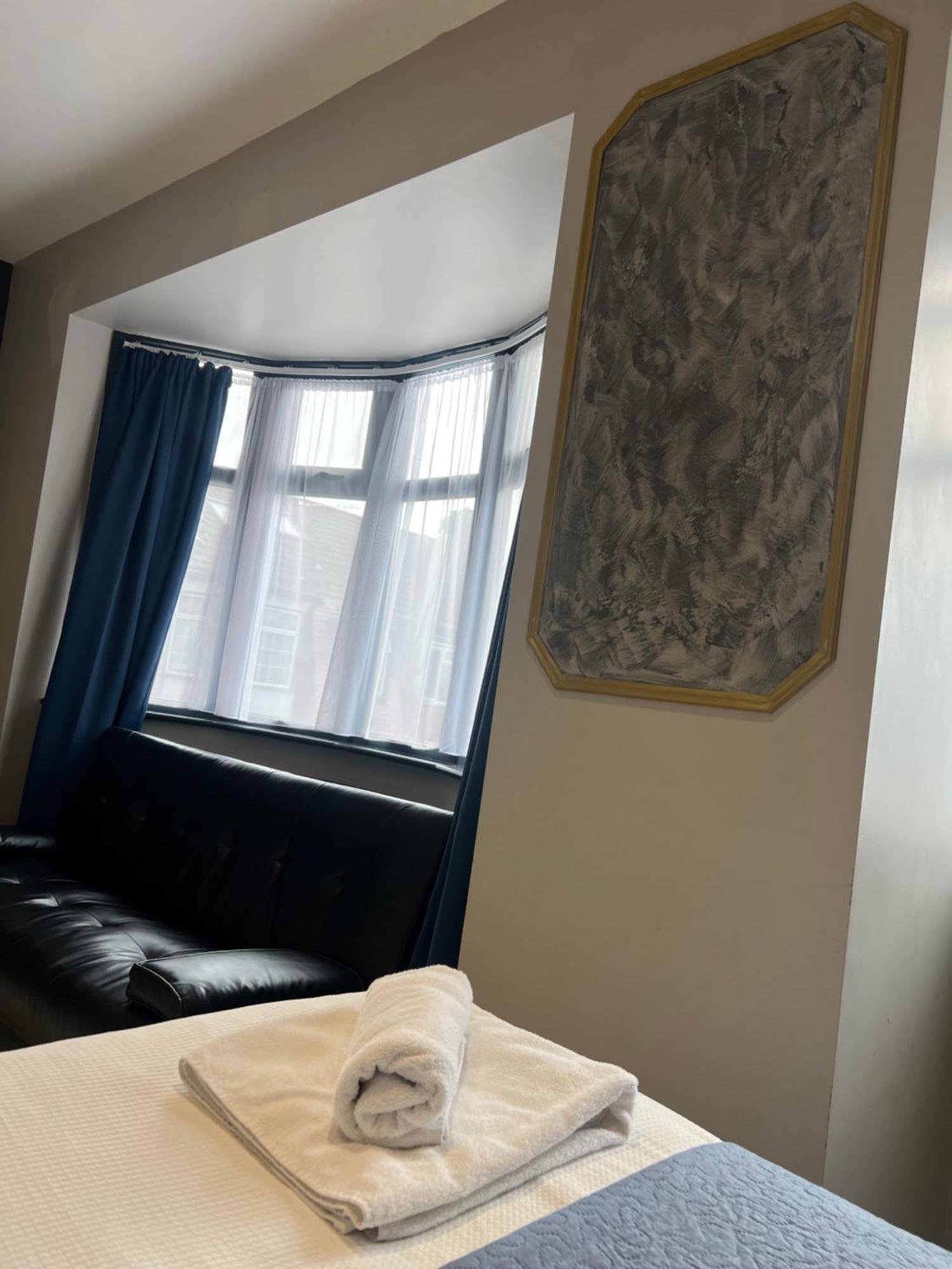 Paragraph Edmonton Palmers Green Exterior photo